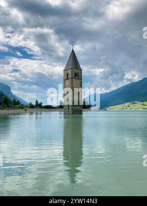 Il campanile di una chiesa sommersa nel Lago di Resia Foto Stock