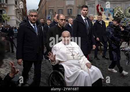 Città del Vaticano, Vaticano, 8 dicembre 2024. Papa Francesco rende il tradizionale omaggio alla statua dell'Immacolata Concezione a Piazza di Spagna a Roma credito: Maria Grazia Picciarella/Alamy Live News Foto Stock