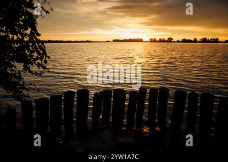Tramonto nuvoloso sul fiume Mincio a Mantova Foto Stock