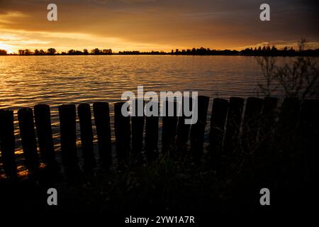 Tramonto nuvoloso sul fiume Mincio a Mantova Foto Stock