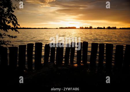 Tramonto nuvoloso sul fiume Mincio a Mantova Foto Stock