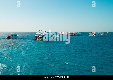 Sharm El Sheikh, Egitto - 18 novembre 2024: Un tour in barca su yacht. Immersioni. Foto Stock