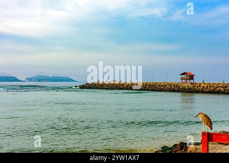 Breakwater e canale che collegano la laguna barra da Tijuca al mare con le isole sullo sfondo Foto Stock