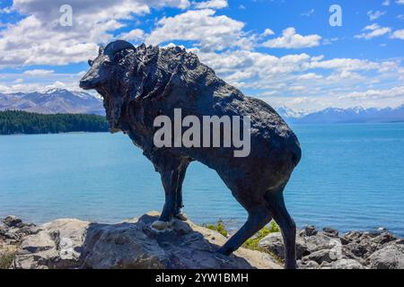 Statua del tahr sulla riva del lago Pukaki (Pūkaki) e delle Alpi meridionali, Canterbury, Isola del Sud, nuova Zelanda Foto Stock