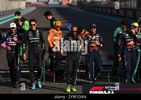 8 dicembre 2024, Abu Dhabi, Mezzolombardo, Emirati Arabi Uniti: I piloti sono visti durante la sfilata dei piloti del FIA Formula 1 Abu Dhabi Grand Prix al circuito Yas Marina di Abu Dhabi, Emirati Arabi Uniti. (Credit Image: © Daisy Facinelli/ZUMA Press Wire) SOLO PER USO EDITORIALE! Non per USO commerciale! Foto Stock