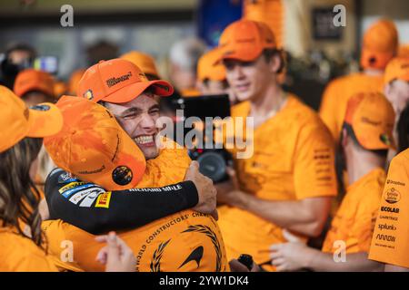 Yas Marina Circuit, Abu Dhabi, Emirati Arabi Uniti 8 dicembre 2024: Lando Norris di Gran Bretagna e McLaren F1 Team celebra la vittoria del titolo costruttori durante il GP di Formula 1 di Abu Dhabi credito: Jay Hirano/AFLO/Alamy Live News Foto Stock