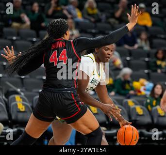 Waco, Texas, Stati Uniti. 8 dicembre 2024. Il centro Baylor Aaronette Vonleh (21) sposta la palla durante una partita di basket universitaria femminile tra i Baylor Lady Bears e i Lady Rebels dell'UNLV l'8 dicembre 2024 a Waco, Texas. Baylor ha vinto, 71-64. (Credit Image: © Scott Coleman/ZUMA Press Wire) SOLO PER USO EDITORIALE! Non per USO commerciale! Foto Stock