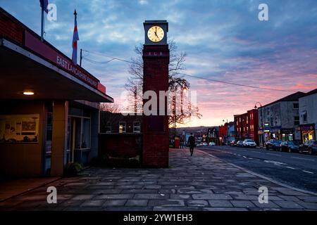 Tramonto su Bolton Street, Bury, Lancashire. Foto Stock