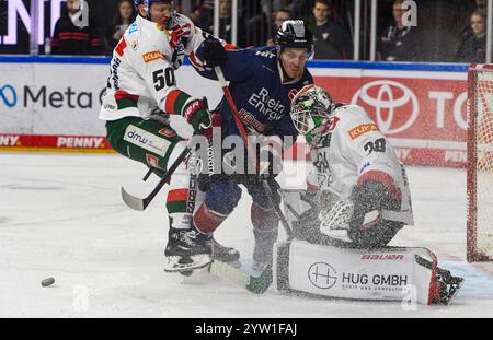 Colonia, Renania settentrionale-Vestfalia, Germania. 8 dicembre 2024. L'attaccante del Koelner Haie JUHANI TYRVAINEN (21, centro) cade nel portiere dell'Augsburger Panther STRAUSS MANN (38, destra) dopo essere stato spinto dall'attaccante dell'Augsburger Panther ALEXANDER OBLINGER (50, sinistra) nella 24a giornata della Deutsche Eishockey Liga (German Ice Hockey League) partita tra il Koelner Haie (Cologne Sharks) e l'Augsburger Arena, l'8 dicembre 2024, in Germania. (Credit Image: © Kai Dambach/ZUMA Press Wire) SOLO PER USO EDITORIALE! Non per USO commerciale! Foto Stock