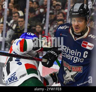 Colonia, Renania settentrionale-Vestfalia, Germania. 8 dicembre 2024. Il capitano di Koelner Haie MORITZ MULLER (91, a destra) affronta una sfida dall'Augsburger Panther FLORIAN ELIAS (67, a sinistra) nella 24a partita della Deutsche Eishockey Liga (German Ice Hockey League) tra il Koelner Haie (Cologne Sharks) e l'Augsburger Panther nella Lanxess Arena di Colonia, Germania, l'8 dicembre 2024. (Credit Image: © Kai Dambach/ZUMA Press Wire) SOLO PER USO EDITORIALE! Non per USO commerciale! Foto Stock