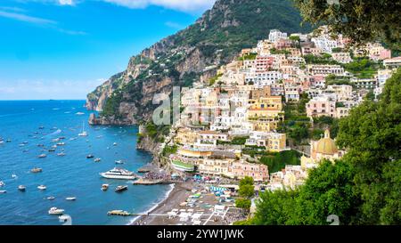Case vivaci che si arrampicano sulle scogliere di Positano, in Italia, e si affacciano sulle tranquille acque della Costiera Amalfitana. Positano sulla Costiera Amalfitana Foto Stock