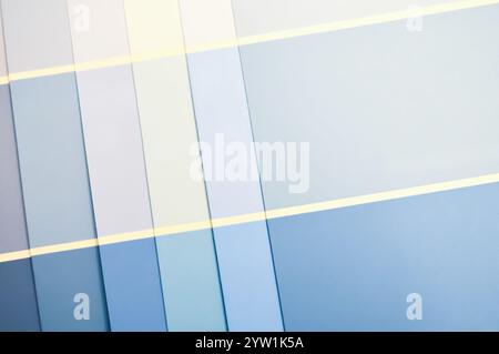 Una cornice completa di campioni di vernice in varie sfumature di blu Foto Stock
