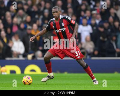 Londra, Regno Unito. 1 dicembre 2024. Londra, Inghilterra - 2024 1 dicembre: Fulham's Issa Diop durante la partita di Premier League 2024/25 tra il Tottenham Hotspur FC e il Fulham FC al Tottenham Hotspur Stadium il 1 dicembre 2024 a Londra, Inghilterra. (Foto di David Horton/SPP) (David Horton/SPP) credito: SPP Sport Press Photo. /Alamy Live News Foto Stock