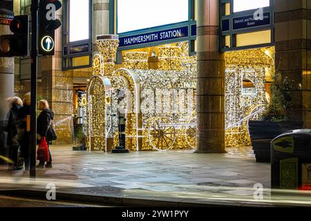 L'area Hammersmith di Londra è stata decorata per Natale, Regno Unito Foto Stock