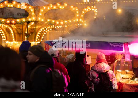 Helsinki, Finlandia. 8 dicembre 2024. La gente visita il mercato di Natale in Piazza del Senato a Helsinki, Finlandia, 8 dicembre 2024. Crediti: Matti Matikainen/Xinhua/Alamy Live News Foto Stock