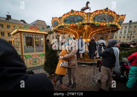 Helsinki, Finlandia. 8 dicembre 2024. La gente si diverte al mercatino di Natale in Piazza del Senato a Helsinki, Finlandia, 8 dicembre 2024. Crediti: Matti Matikainen/Xinhua/Alamy Live News Foto Stock