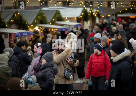 Helsinki, Finlandia. 8 dicembre 2024. La gente visita il mercato di Natale in Piazza del Senato a Helsinki, Finlandia, 8 dicembre 2024. Crediti: Matti Matikainen/Xinhua/Alamy Live News Foto Stock