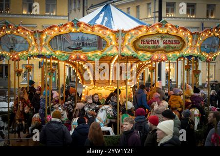 Helsinki, Finlandia. 8 dicembre 2024. La gente si diverte al mercatino di Natale in Piazza del Senato a Helsinki, Finlandia, 8 dicembre 2024. Crediti: Matti Matikainen/Xinhua/Alamy Live News Foto Stock