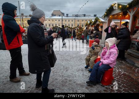 Helsinki, Finlandia. 8 dicembre 2024. La gente visita il mercato di Natale in Piazza del Senato a Helsinki, Finlandia, 8 dicembre 2024. Crediti: Matti Matikainen/Xinhua/Alamy Live News Foto Stock