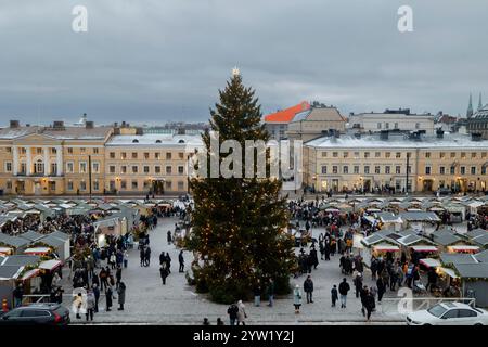 Helsinki, Finlandia. 8 dicembre 2024. La gente visita il mercato di Natale in Piazza del Senato a Helsinki, Finlandia, 8 dicembre 2024. Crediti: Matti Matikainen/Xinhua/Alamy Live News Foto Stock