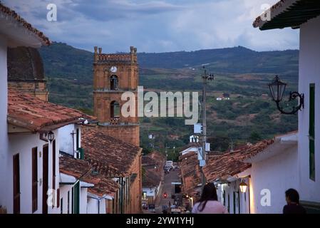 Barichara, Santander, Colombia; 25 novembre 2022: Strada lastricata coloniale di questa pittoresca cittadina turistica, dichiarata monumento nazionale e conosciuta Foto Stock