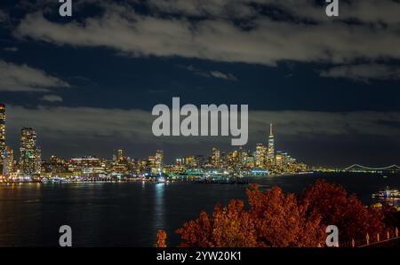 Lo skyline notturno del centro di Manhattan di New York City con le luci che riflettono sul fiume Hudson, vista dal lungomare Weehawken del New Jersey. Foto Stock