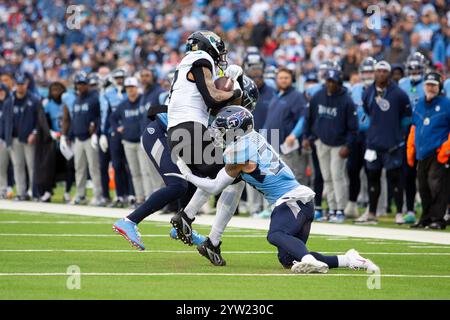 Nashville, Stati Uniti. 8 dicembre 2024. La safety dei Tennessee Titans Amani Hooker (37) affronta il tight end dei Jacksonville Jaguars Evan Engram (17) durante il secondo tempo al Nissan Stadium di Nashville, Tennessee, l'8 dicembre 2024. (Foto di Kindell Buchanan/Sipa USA) credito: SIPA USA/Alamy Live News Foto Stock