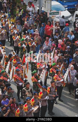 Balikpapan, Indonesia - 9 novembre 2024. La folla fiancheggiava la strada per guardare la sfilata Foto Stock