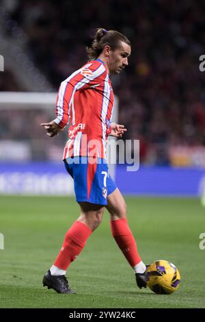 Madrid, Spagna. 8 dicembre 2024. Antoine Griezmann dell'Atletico de Madrid in azione durante la partita della Liga 2024/25 tra l'Atletico de Madrid e il Siviglia allo Stadio Riyadh Air Metropolitano. Punteggio finale; Atletico de Madrid 4:3 Siviglia credito: SOPA Images Limited/Alamy Live News Foto Stock