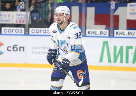 San Pietroburgo, Russia. 8 dicembre 2024. Ilya Khokhlov (32) Barys Hockey Club visto in azione durante l'Hockey match, Kontinental Hockey League 2024/2025 tra SKA San Pietroburgo e Barys Kazakistan al Palazzo degli Sport sul ghiaccio. (Punteggio finale; SKA San Pietroburgo 1:0 Barys Kazakistan) credito: SOPA Images Limited/Alamy Live News Foto Stock