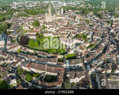 Vista aerea di Senlis, città medievale fortificata con cattedrale gotica e palazzo reale in Francia Foto Stock