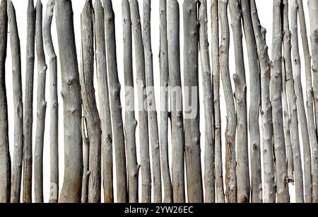 vecchia recinzione di legno isolata su sfondo bianco Foto Stock