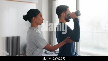 Salute, uomo e donna in fisioterapia con manubrio per fitness, allenamento muscolare o esercizio fisico. Riabilitazione, fisioterapista e paziente in ufficio Foto Stock