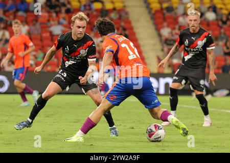 Brisbane, Australia. 6 dicembre 2024. Brisbane, Australia, 6 dicembre 2024: Nathaniel Atkinson (13 Melbourne City) difende contro Jacob Brazete (18 Brisbane) durante l'Isuzu Ute A League match tra Brisbane Roar e Melbourne City FC al Suncorp Stadium di Brisbane, Australia Matthew Starling (Promediapix/SPP) crediti: SPP Sport Press Photo. /Alamy Live News Foto Stock