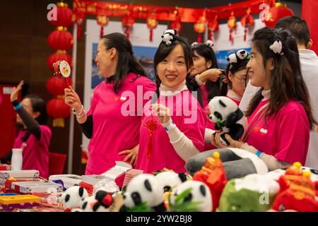 Varsavia, Polonia. 8 dicembre 2024. Il personale dell'Ambasciata cinese in Polonia partecipa al 17th International Charity Bazaar a Varsavia, Polonia, 8 dicembre 2024. Più di 50 ambasciate in Polonia hanno partecipato all'evento, con il ricavato delle vendite da devolvere a 16 organizzazioni caritative polacche. Crediti: Xia Yuanyi/Xinhua/Alamy Live News Foto Stock