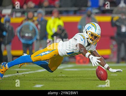 Kansas City, Stati Uniti. 8 dicembre 2024. Il wide receiver dei Los Angeles Chargers Derius Davis (12) recupera il suo fumble su un punt contro i Kansas City Chiefs durante il Sunday Night Football all'Arrowhead Stadium di Kansas City, Missouri, domenica 8 dicembre 2024. Foto di Jon Robichaud/UPI credito: UPI/Alamy Live News Foto Stock