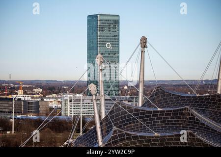 Monaco, Germania. 11 marzo 2024. La Torre O2 di Monaco (Baviera). Il sito olimpico nel Parco Olimpico con lo Stadio Olimpico può essere visto in primo piano. Il Parco Olimpico di Monaco è un parco cittadino nel quartiere di Oberwiesenfeld ed è stato sede dei Giochi Olimpici del 1972. Il parco olimpico è gestito dall'Olympiapark München GmbH. Crediti: Matthias Balk/dpa/Alamy Live News Foto Stock