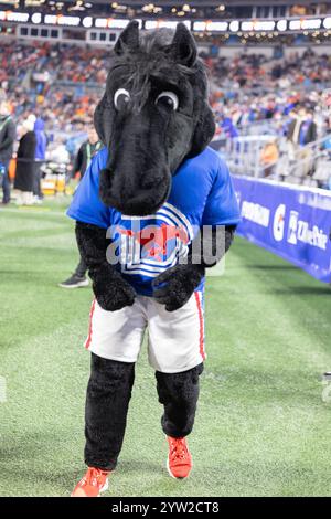 Charlotte, NC: Mascotte dei Southern Methodist Mustangs Peruna durante la partita di campionato ACC contro i Clemson Tigers sabato 7 dicembre 2024 alle Foto Stock