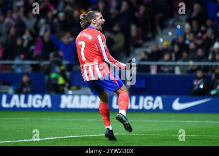 Madrid, Spagna. 8 dicembre 2024. Antoine Griezmann dell'Atletico de Madrid celebra il suo gol durante la partita di calcio della Liga tra l'Atletico de Madrid e il Siviglia FC a Madrid, in Spagna, l'8 dicembre 2024. Crediti: Gustavo Valiente/Xinhua/Alamy Live News Foto Stock