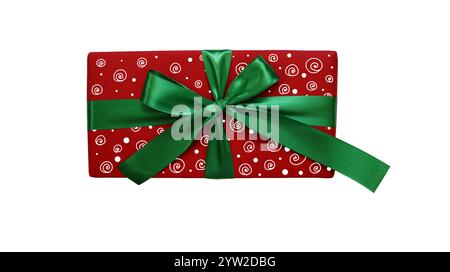 Regalo isolato su sfondo bianco. Casella rettangolare. Carta da imballaggio rossa. Pieno di varie spirali, punti. Disegno con linee bianche. Nastro verde e. Foto Stock
