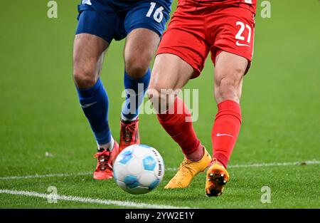 Dettaglio Ausschnitt Feature Zweikampf, Aktion Anton Stach TSG 1899 Hoffenheim (16) gegen Nicolas Hoefler SC Freiburg SCF (27) TSG 1899 Hoffenheim vs SC Freiburg SCF 08.12.2024 LE NORMATIVE DFL VIETANO QUALSIASI USO DI FOTOGRAFIE COME SEQUENZE DI IMMAGINI E/O QUASI-VIDEO Foto Stock