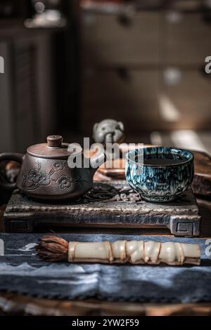 Un set per il tè dallo stile elegante con una deliziosa teiera, una tazza elegante e una spazzola affascinante per momenti intimi Foto Stock