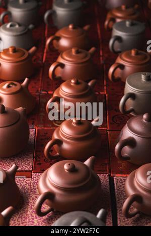 Un'incredibile gamma di teiere splendidamente lavorate, con colori e stili unici che attirano ammirazione Foto Stock