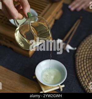 Una cerimonia di erogazione del tè splendidamente serena che mostra artisticamente l'intricata arte della tradizionale preparazione del tè Foto Stock