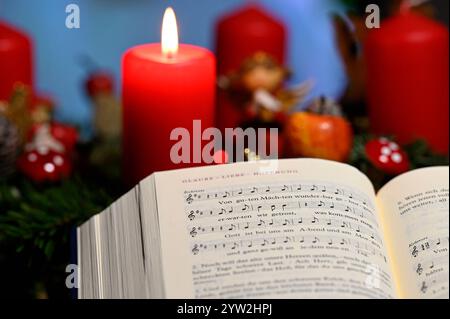 Kirchenlied Von guten Maechten vertont von Siegfried Fietz aus dem Jahr 1970 in einem Evangelischen Gesangbuch foto vom 03.12.2024. Der NS-Widerstandskaempfer und Pastor Dietrich Bonhoeffer 1906-1945 wurde 1945 von den Nazis ermordet. Wenige Monate vorher, kurz vor Weihnachten 1944, schrieb er in der Gestapohaft sein Gedicht Von guten Maechten . Bis heute troestet es viele Menschen. Siehe epd-Feature vom 09.12.2024 SOLO USO EDITORIALE *** Inno della Chiesa Von guten Maechten musicato da Siegfried Fietz del 1970 in a Protestant hymnal Photo del 03 12 2024 The Nazi Resistance Fighter and Pastor D Foto Stock