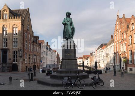Statua di Jan van Eyck su Jan van Eyckplein (piazza Jan van Eyck) nel centro storico di Bruges/Bruges, Fiandre occidentali, regione fiamminga, Belgio, elencata W Foto Stock