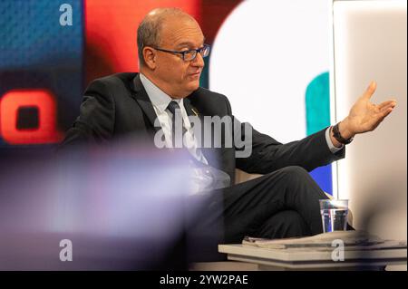 Roma, Italia. 8 dicembre 2024. Il ministro dell'istruzione e del merito, Giuseppe Valditara, appare durante la trasmissione televisiva "in altre parole" a Roma, in Italia, l'8 dicembre 2024. (Foto di massimo Valicchia/NurPhoto) credito: NurPhoto SRL/Alamy Live News Foto Stock