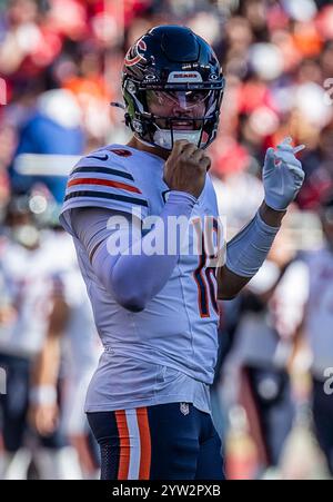 8 dicembre 2024 Santa Clara CA U.S.A il quarterback di Chicago Caleb Williams (18) si allontanò dal campo durante la partita di football tra i Chicago Bears e i San Francisco 49ers. San Francisco ha battuto i Chicago 38-13 al Levi Stadium di San Francisco, California. Thurman James/CSM Foto Stock