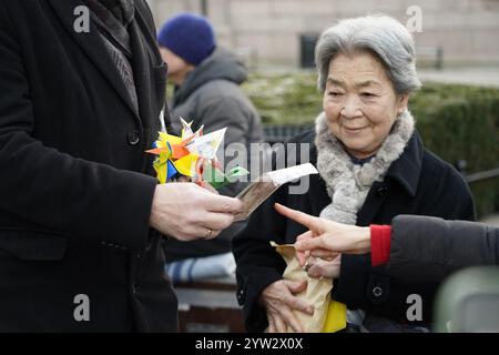 Oslo, Norvegia. 9 dicembre 2024. Oslo 20241209. Il politico Ola Elvestuen riceve gru di carta da Hanagaki Rimi, sopravvissuto alle bombe atomiche in Giappone. Lunedì mattina, la campagna internazionale per l'abolizione delle armi nucleari (ICAN Norvegia) distribuisce gru cartacee nell'altopiano di Eidsvolls. Le gru di carta sono un simbolo della lotta contro le armi nucleari e rappresentano l'organizzazione Nihon Hidankyo, che quest'anno ha vinto il premio per la pace. Il movimento di base dei sopravvissuti agli attacchi atomici su Hiroshima e Nagasaki, Nihon Hidankyo, riceve il premio per il suo lavoro per un mondo libero dal nucleare Foto Stock