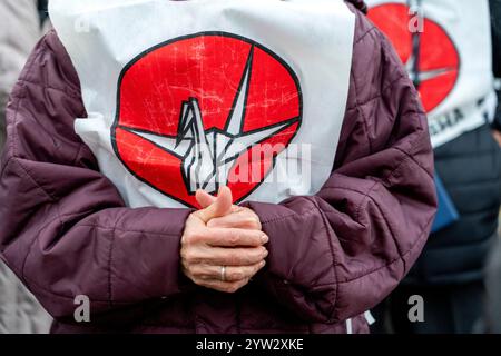 Oslo, Norvegia. 9 dicembre 2024. Oslo 20241209. La campagna internazionale per l'abolizione delle armi nucleari (ICAN Norvegia) distribuisce gru cartacee nell'altopiano di Eidsvolls. Le gru di carta sono un simbolo della lotta contro le armi nucleari e rappresentano l'organizzazione Nihon Hidankyo, che quest'anno ha vinto il premio per la pace. Il movimento di base dei sopravvissuti agli attacchi atomici su Hiroshima e Nagasaki, Nihon Hidankyo, riceve il premio per il suo lavoro per un mondo libero da armi nucleari e per aver condiviso la sua testimonianza sul perché le armi nucleari non devono mai più essere utilizzate. Il premio verrà assegnato durante una ceremo Foto Stock